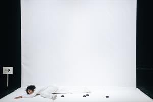 Une performance sur fond blanc