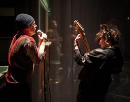 Oser la comédie musicale pour raconter un effondrement, le pari est au