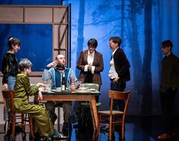 Oser la comédie musicale pour raconter un effondrement, le pari est au