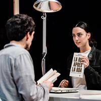 Simon, Méli et Camille s’apprêtent à monter un spectacle. Ils sont ass