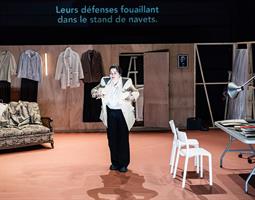 Simon, Méli et Camille s’apprêtent à monter un spectacle. Ils sont ass