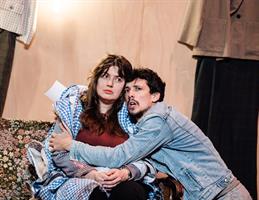 Simon, Méli et Camille s’apprêtent à monter un spectacle. Ils sont ass