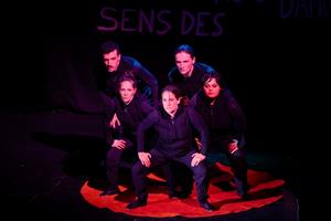 Des comédiens sur scène
