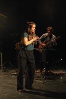Une chanteuse et un musicien