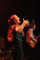 Une chanteuse et un musicien