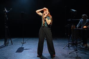 Une chanteuse et un musicien