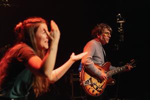 Une chanteuse et un musicien