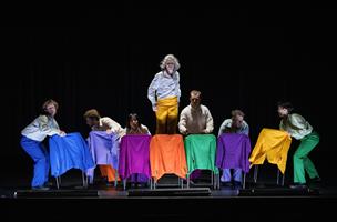 Une rafale de musique et de danse post-folklorique, née face à la mer,