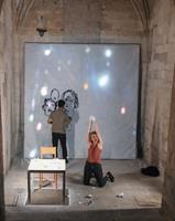 Incarné par Sophie Cattani accompagnée par l’artiste exilé Peshawa Mah