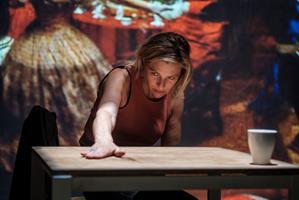 Incarné par Sophie Cattani accompagnée par l’artiste exilé Peshawa Mah