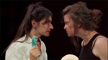 Entre amour maladroit et chaos jubilatoire, la famille devient spectac