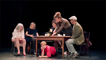 Entre amour maladroit et chaos jubilatoire, la famille devient spectac
