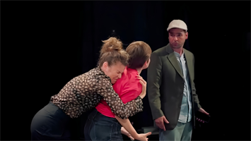 Entre amour maladroit et chaos jubilatoire, la famille devient spectac
