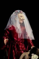 Une femme avec un masque
