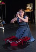 Une femme seule sur scène