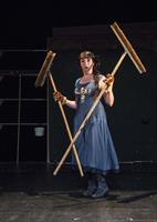 Une femme seule sur scène