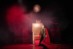 Ionesco défie Shakespeare dans cette mise en abîme du mythe. Les fidèl