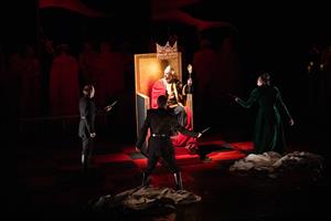 Ionesco défie Shakespeare dans cette mise en abîme du mythe. Les fidèl
