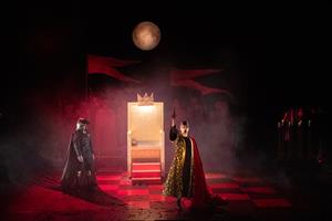Ionesco défie Shakespeare dans cette mise en abîme du mythe. Les fidèl