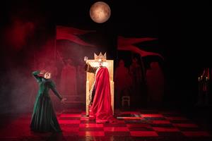 Ionesco défie Shakespeare dans cette mise en abîme du mythe. Les fidèl