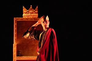 Ionesco défie Shakespeare dans cette mise en abîme du mythe. Les fidèl