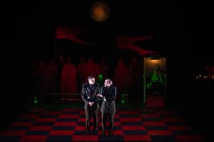 Ionesco défie Shakespeare dans cette mise en abîme du mythe. Les fidèl