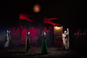 Ionesco défie Shakespeare dans cette mise en abîme du mythe. Les fidèl
