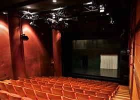 Depuis 1996, le Studio-Théâtre, situé dans le Carrousel du Louvre et t