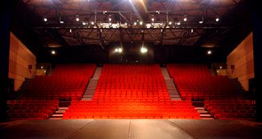 Rénové et inauguré en 2008, le Théâtre Coluche dispose d’une salle de 