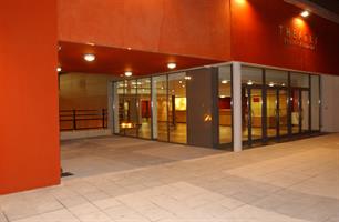 Rénové et inauguré en 2008, le Théâtre Coluche dispose d’une salle de 