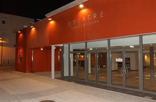 Rénové et inauguré en 2008, le Théâtre Coluche dispose d’une salle de 