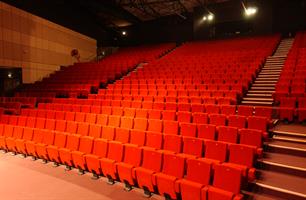 Rénové et inauguré en 2008, le Théâtre Coluche dispose d’une salle de 