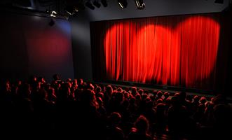 Une salle de théâtre spécialement aménagée par la compagnie des Trois 
