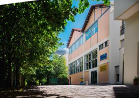 Une salle de théâtre spécialement aménagée par la compagnie des Trois 