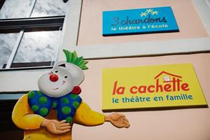 Une salle de théâtre spécialement aménagée par la compagnie des Trois 
