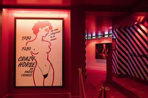 Entrez dans la légende du Crazy Horse !  Plongez dans l’univers embl