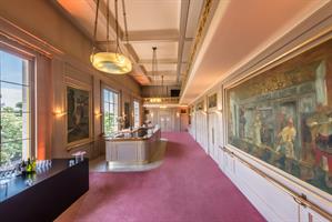 Accueil du publicUn bar avec restauration légère vous accueille 1h