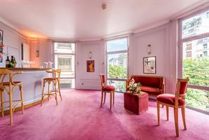 Accueil du publicUn bar avec restauration légère vous accueille 1h