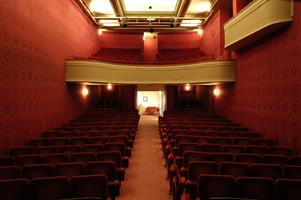 Accueil du publicUn bar avec restauration légère vous accueille 1h