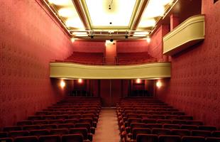 Accueil du publicUn bar avec restauration légère vous accueille 1h