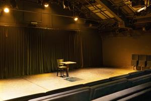 Un Centre National d’Art et EssaiLe Lucernaire Forum a été créé en