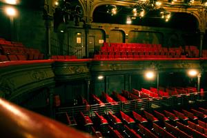 Accueil du publicLa Cigale est un théâtre à l'italienne de 900 pla