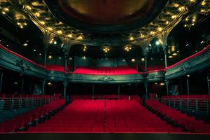 Accueil du publicLa Cigale est un théâtre à l'italienne de 900 pla