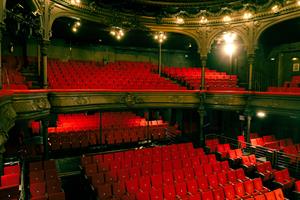 Accueil du publicLa Cigale est un théâtre à l'italienne de 900 pla