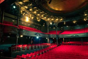 Accueil du publicLa Cigale est un théâtre à l'italienne de 900 pla