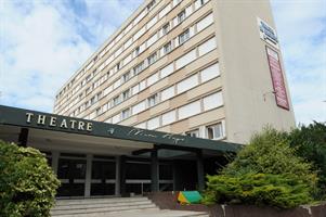 Accueil du publicLa salle du Théâtre Victor Hugo est composée de 4