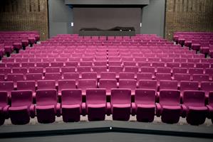 Accueil du publicLa salle du Théâtre Victor Hugo est composée de 4