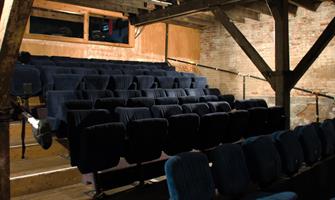 Par une programmation exigeante, ouverte et pluridisciplinaire (théâ