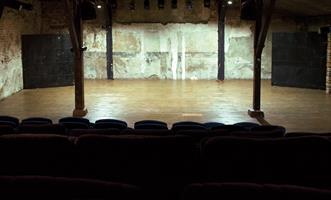 Par une programmation exigeante, ouverte et pluridisciplinaire (théâ