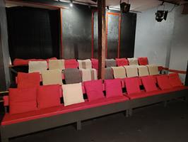 Né en juillet 2016, La Croisée des Chemins est un petit théâtre intimi